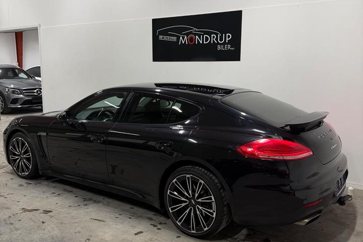 Sort Porsche Panamera fra 2016 set udefra