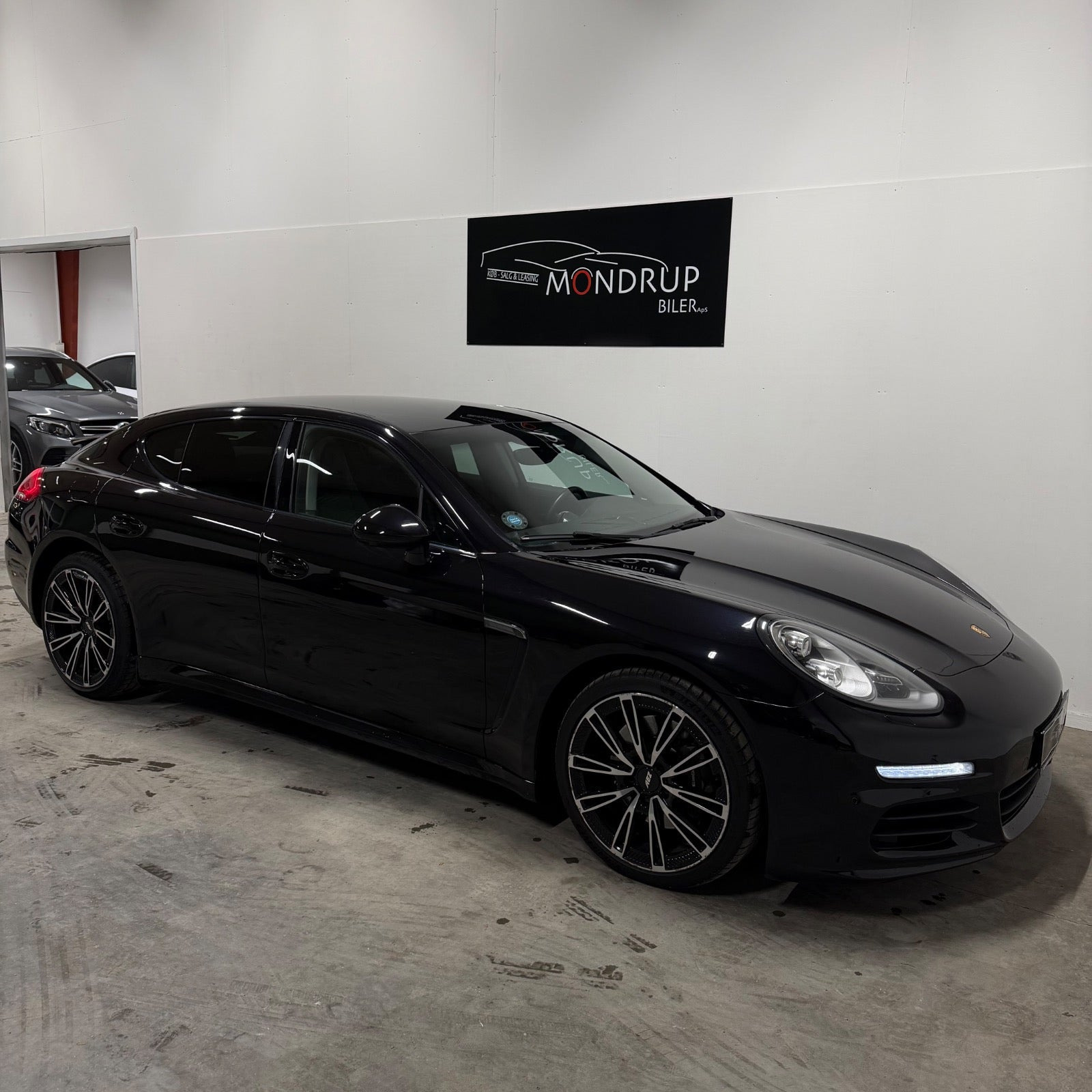 Sort Porsche Panamera fra 2016 set udefra