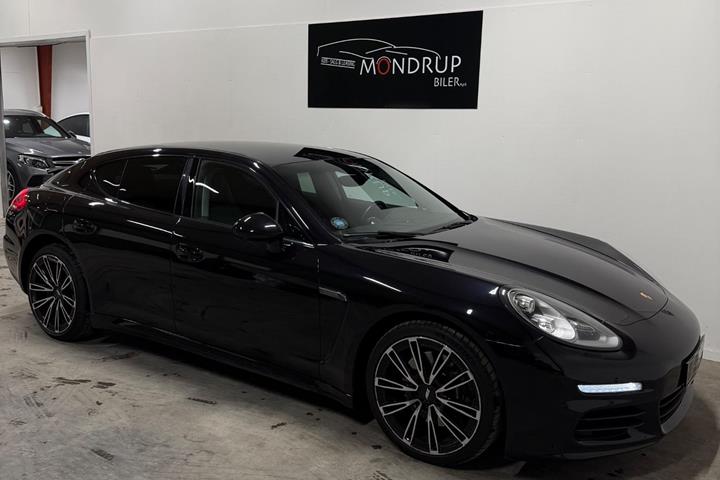 Sort Porsche Panamera fra 2016 set udefra