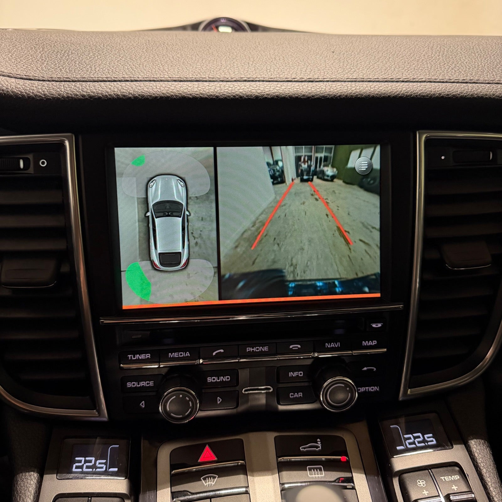 Sort Porsche Panamera fra 2016 set indefra