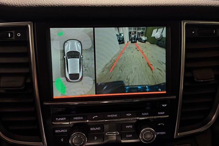 Sort Porsche Panamera fra 2016 set indefra
