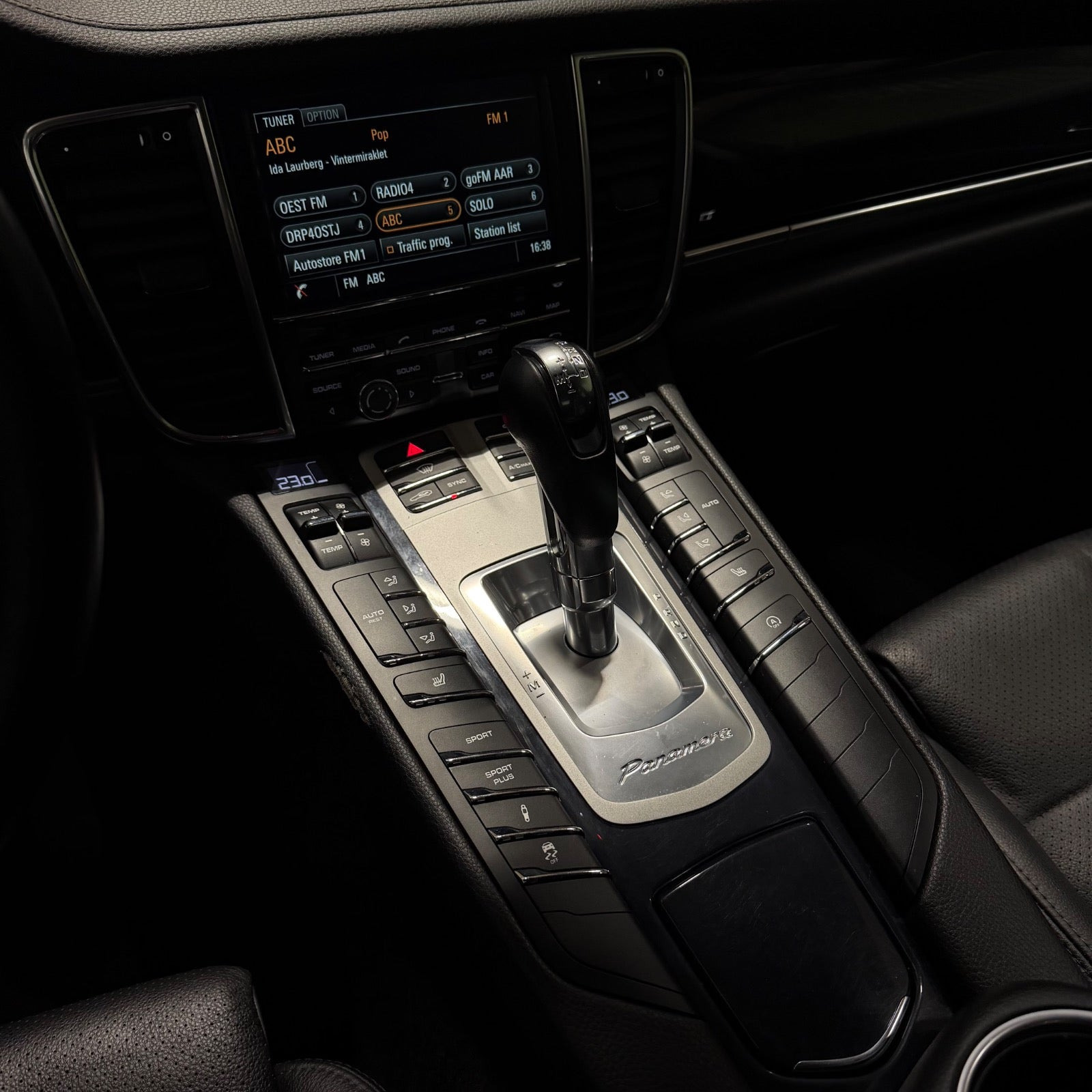 Sort Porsche Panamera fra 2016 set indefra