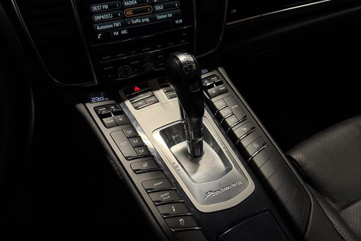 Sort Porsche Panamera fra 2016 set indefra