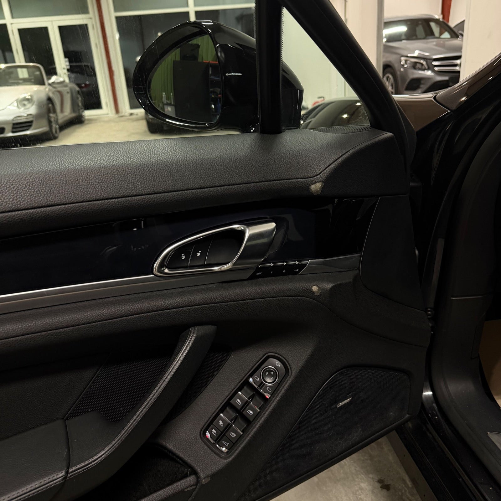Sort Porsche Panamera fra 2016