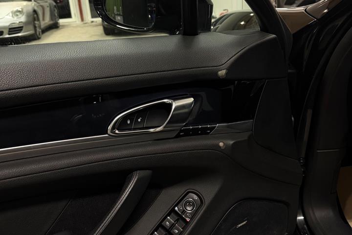 Sort Porsche Panamera fra 2016