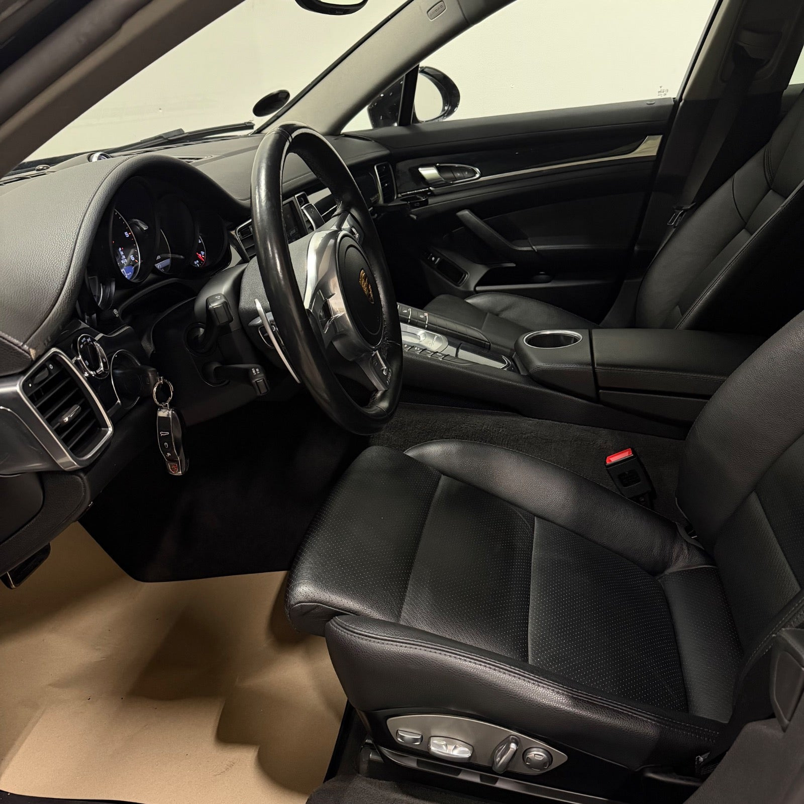 Sort Porsche Panamera fra 2016