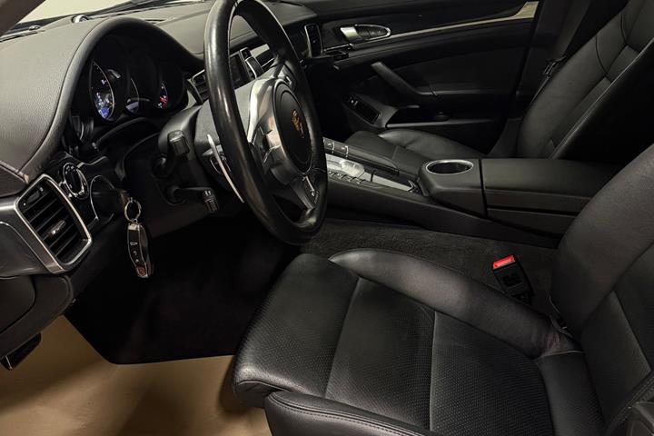Sort Porsche Panamera fra 2016