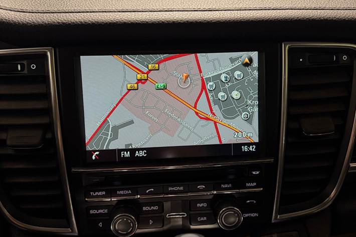 Sort Porsche Panamera fra 2016