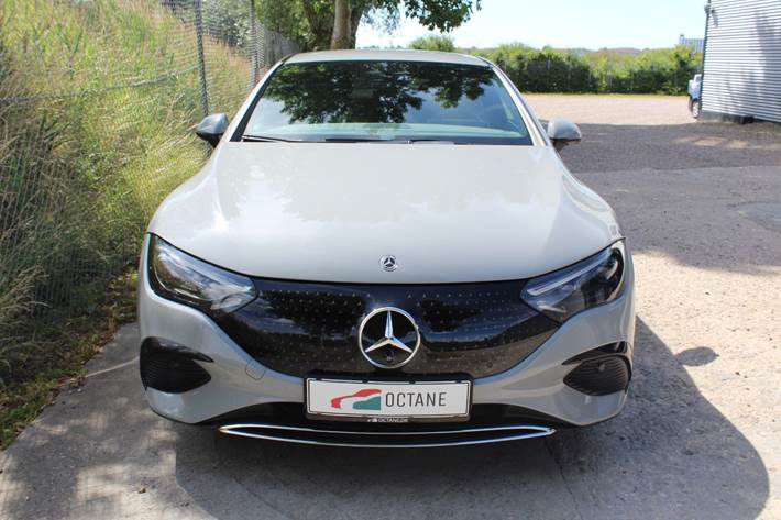 Grå Mercedes EQE350 fra 2024