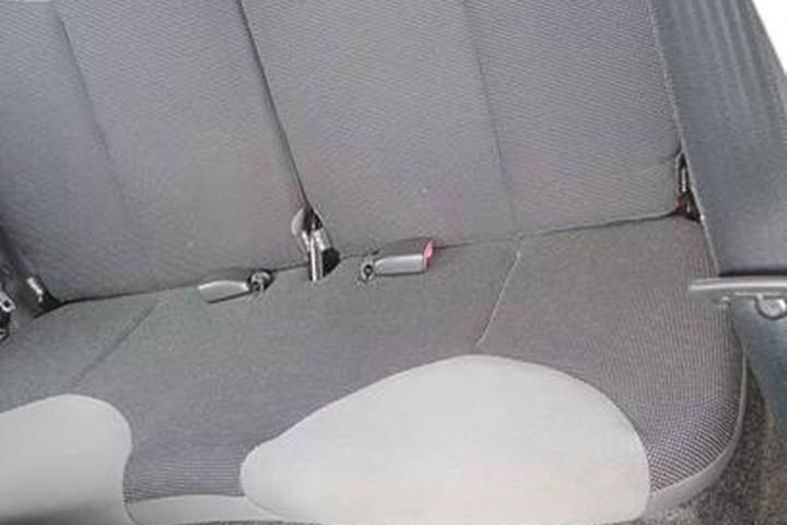 Rød Peugeot 107 fra 2006