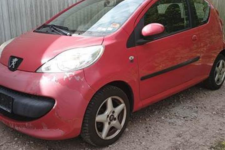 Rød Peugeot 107 fra 2006