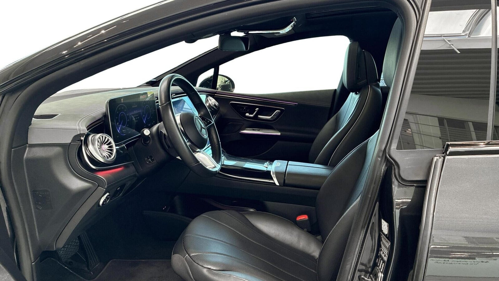 Grå Mercedes EQE350+ fra 2023