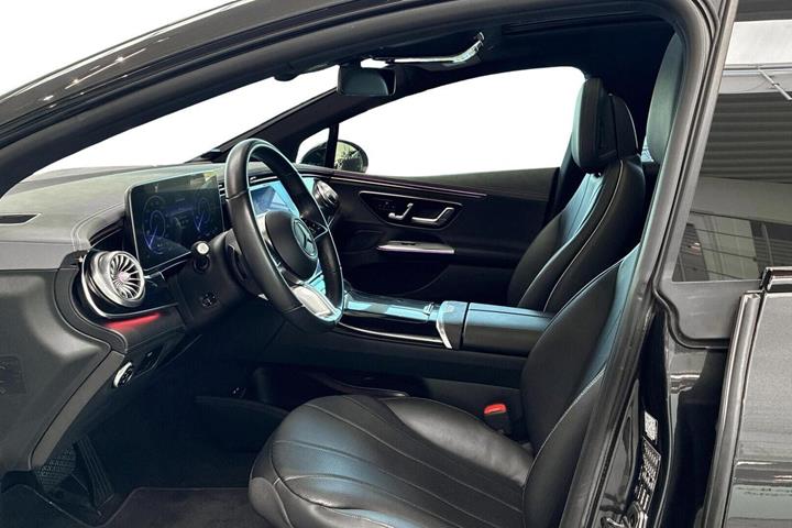 Grå Mercedes EQE350+ fra 2023
