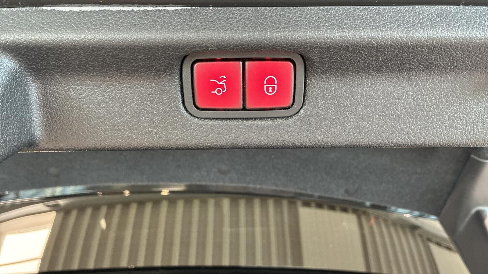 Grå Mercedes EQE350+ fra 2023