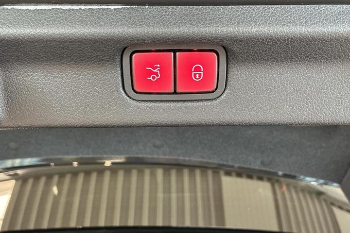 Grå Mercedes EQE350+ fra 2023