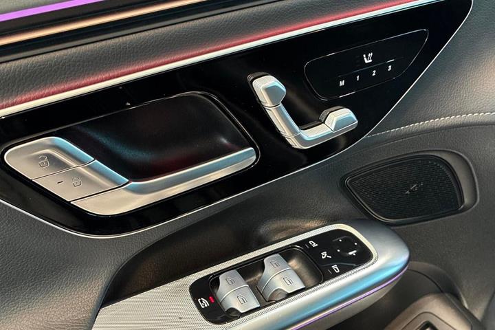 Grå Mercedes EQE350+ fra 2023