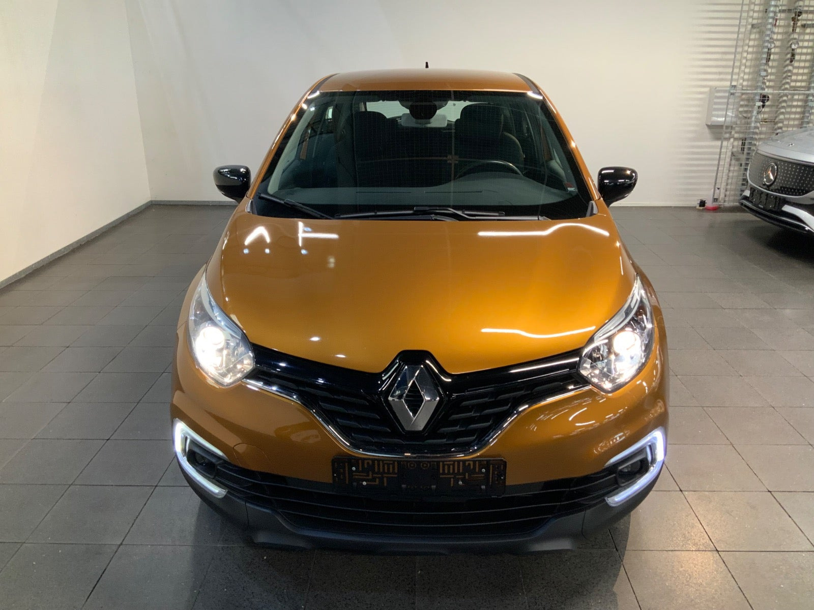 Orange Renault Captur fra 2018