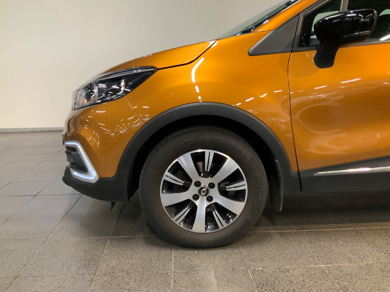 Orange Renault Captur fra 2018