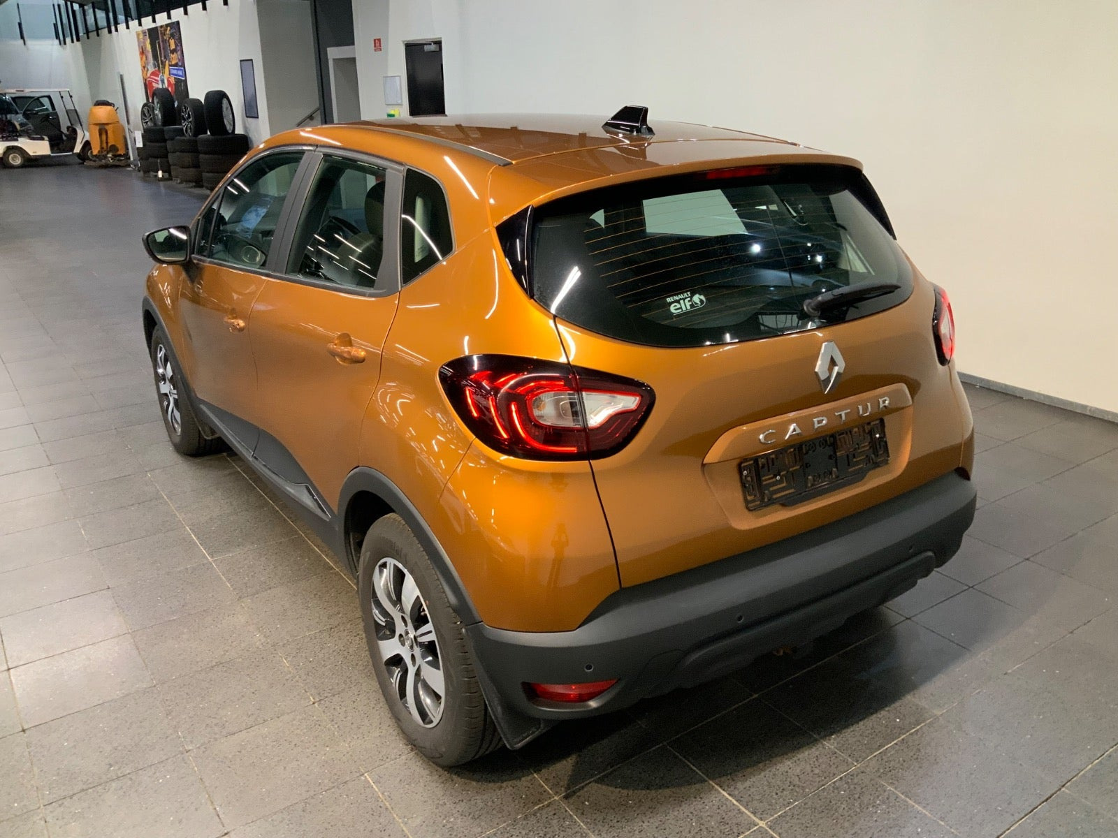 Orange Renault Captur fra 2018