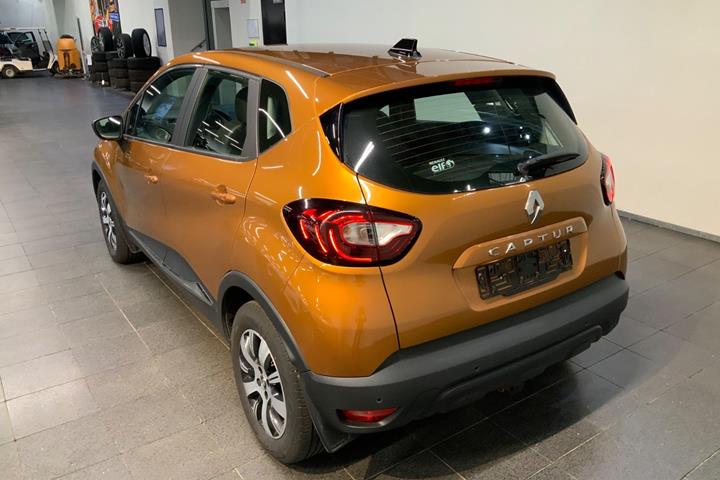 Orange Renault Captur fra 2018