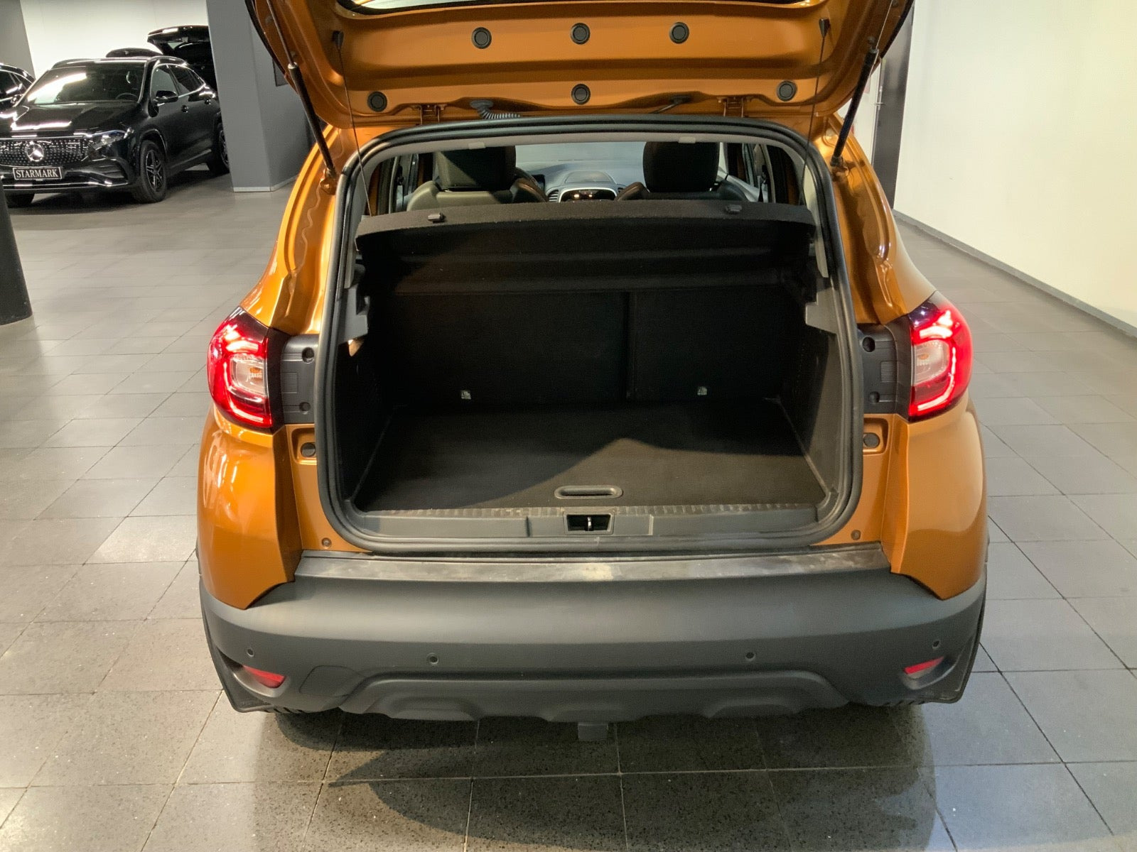 Orange Renault Captur fra 2018