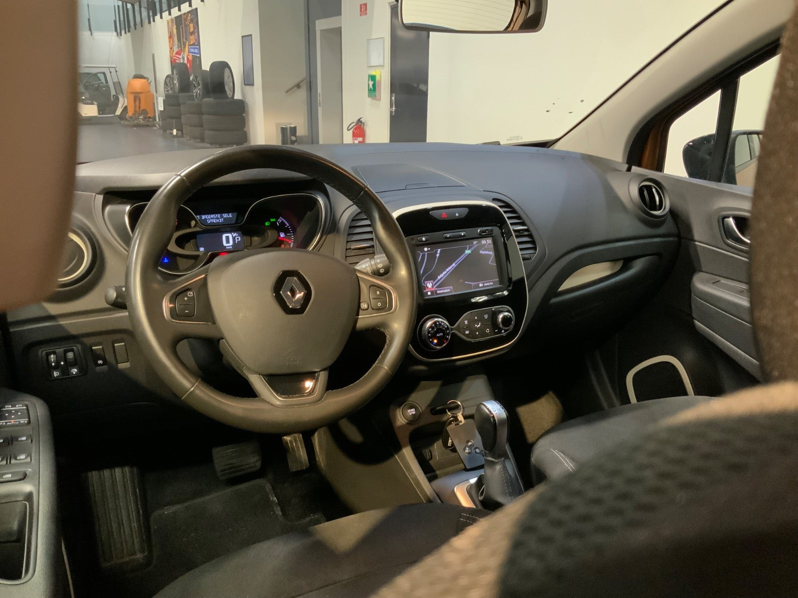 Orange Renault Captur fra 2018