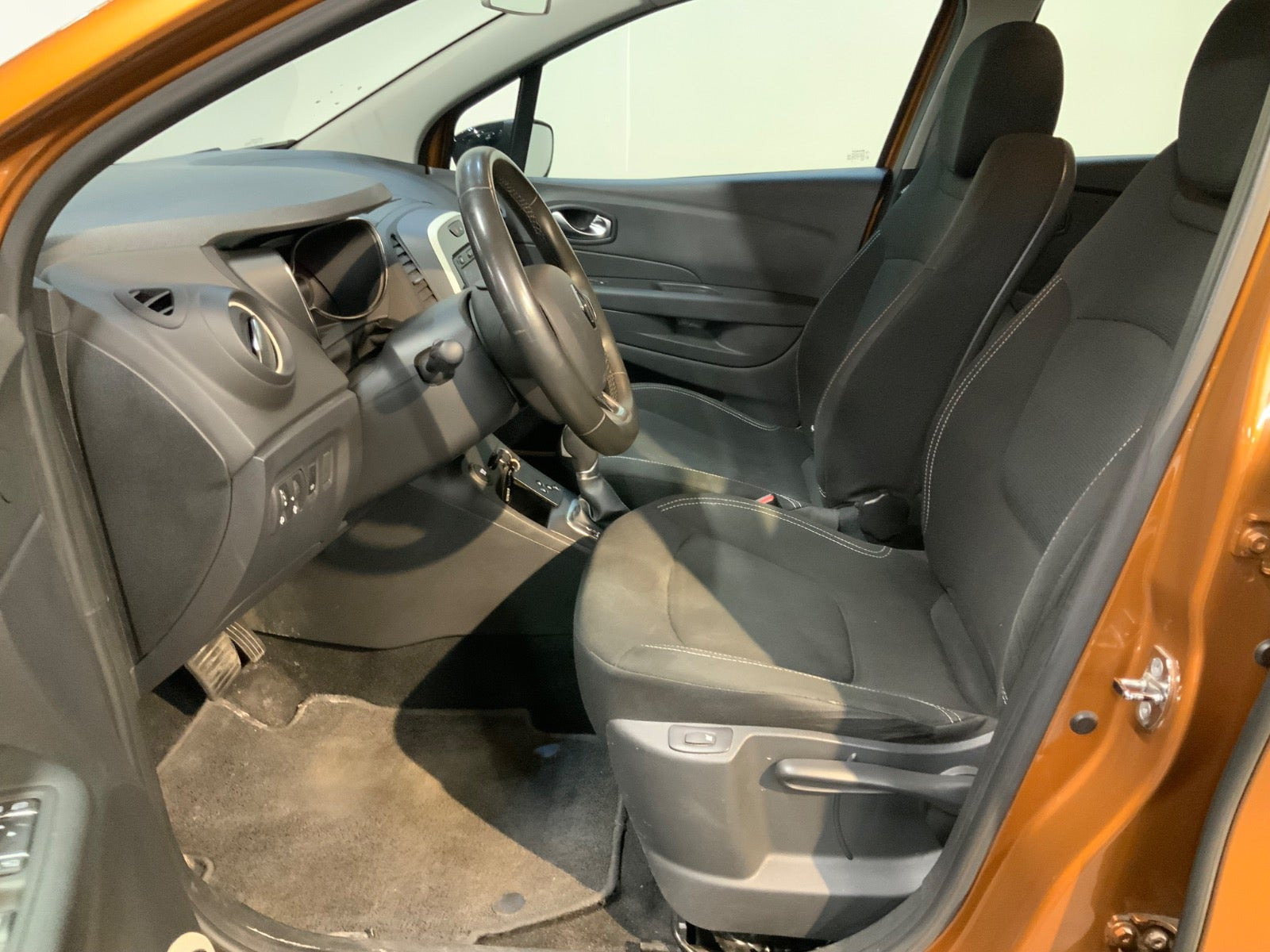 Orange Renault Captur fra 2018