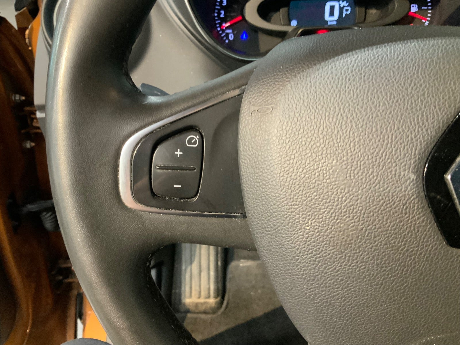 Orange Renault Captur fra 2018