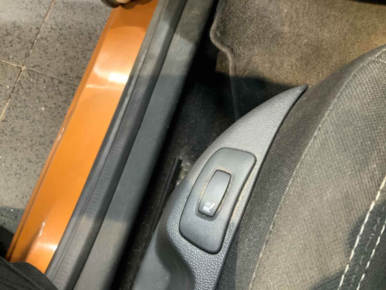 Orange Renault Captur fra 2018