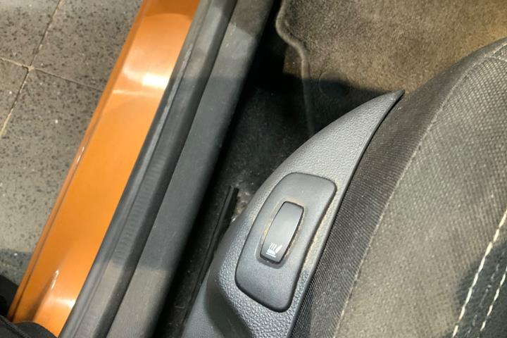Orange Renault Captur fra 2018