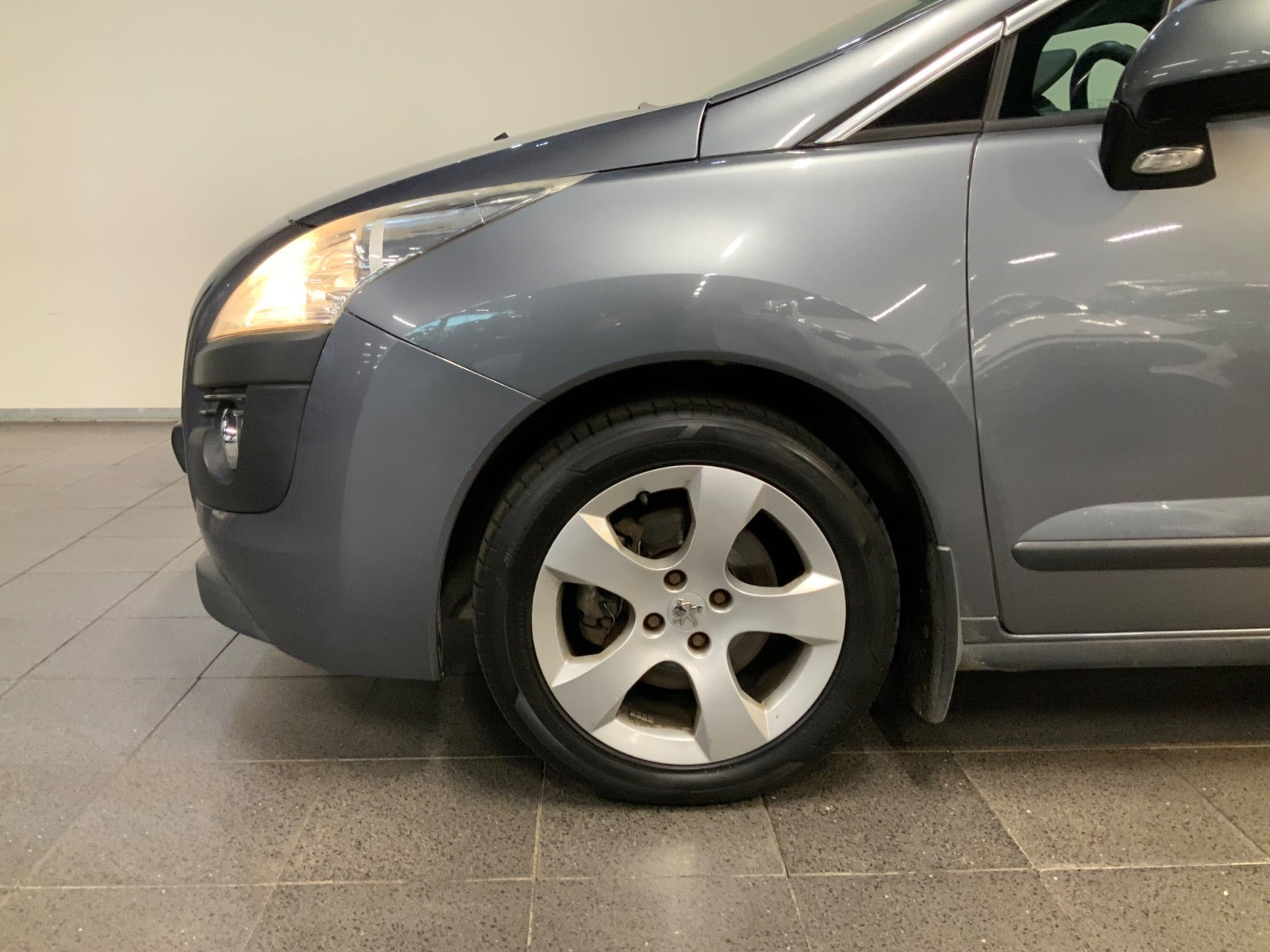 Grå Peugeot 3008 fra 2012
