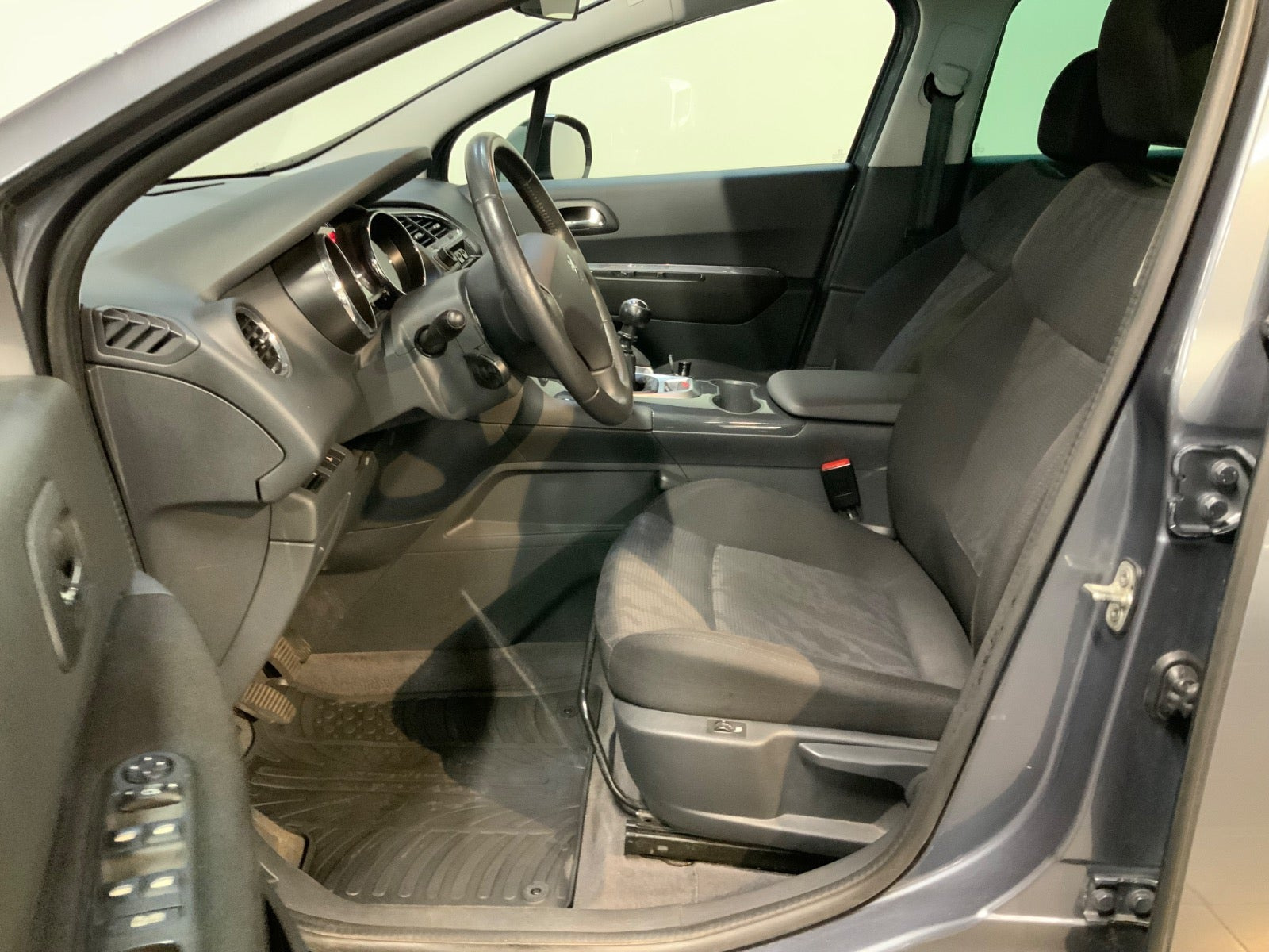 Grå Peugeot 3008 fra 2012
