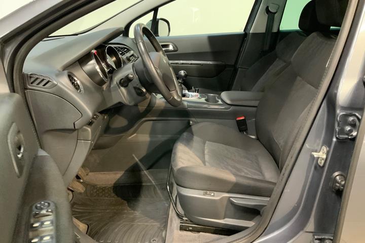 Grå Peugeot 3008 fra 2012