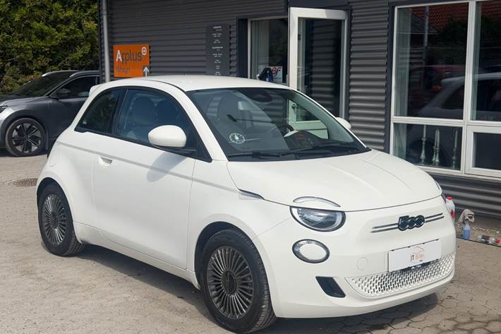 Hvid Fiat 500e fra 2022 set udefra