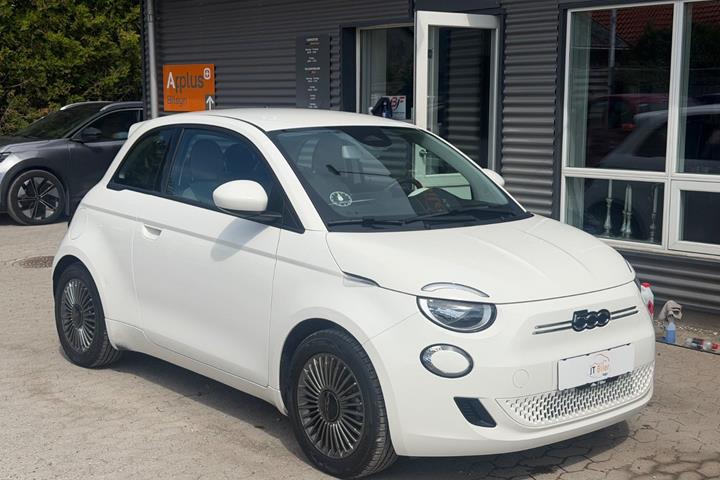 Hvid Fiat 500e fra 2022 set udefra