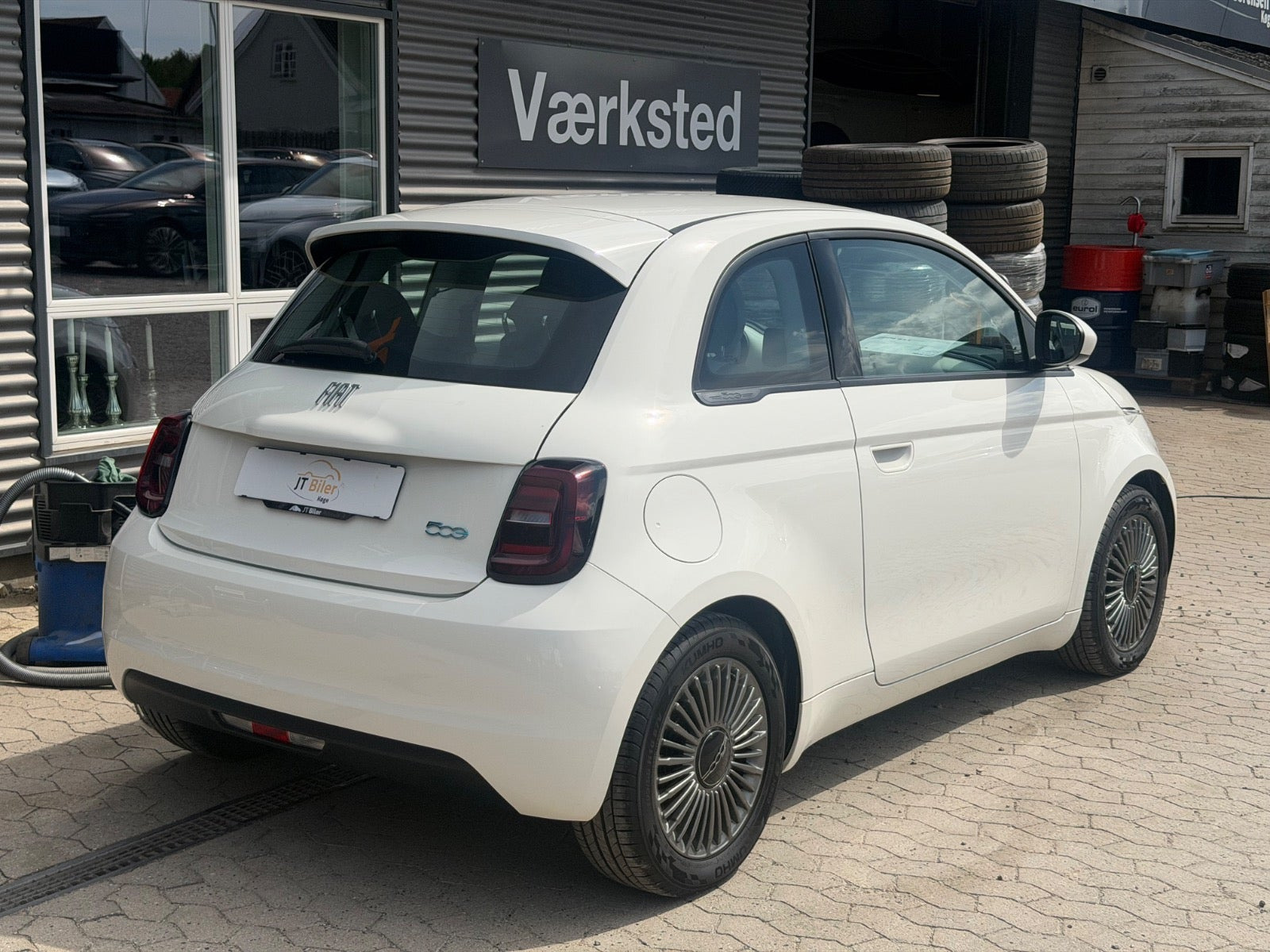 Hvid Fiat 500e fra 2022