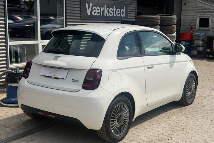 Hvid Fiat 500e fra 2022