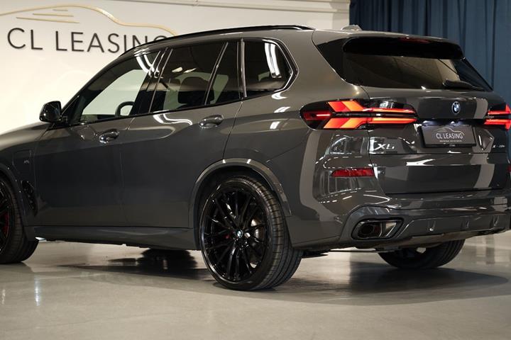 Grå BMW X5 fra 2023