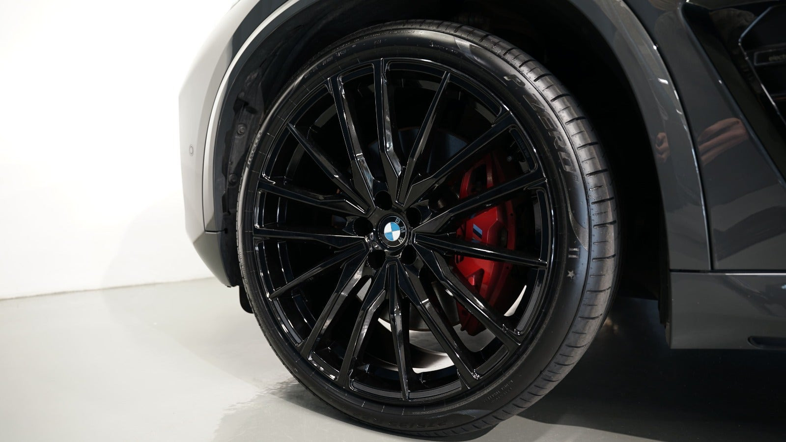 Grå BMW X5 fra 2023
