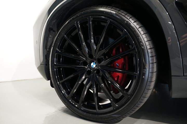Grå BMW X5 fra 2023