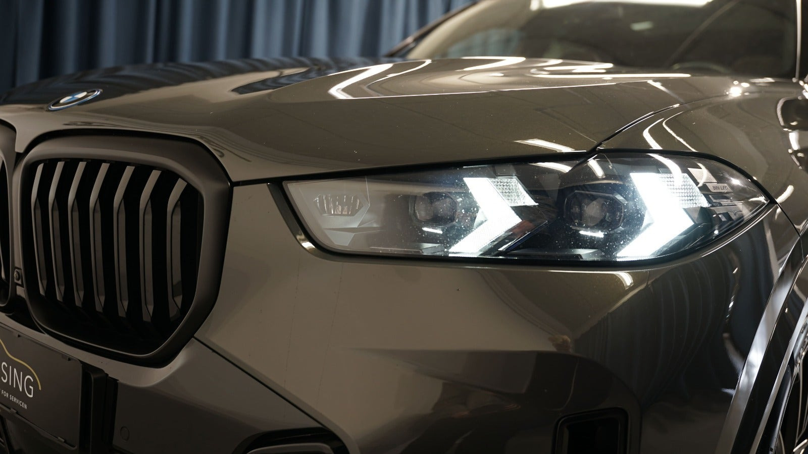 Grå BMW X5 fra 2023