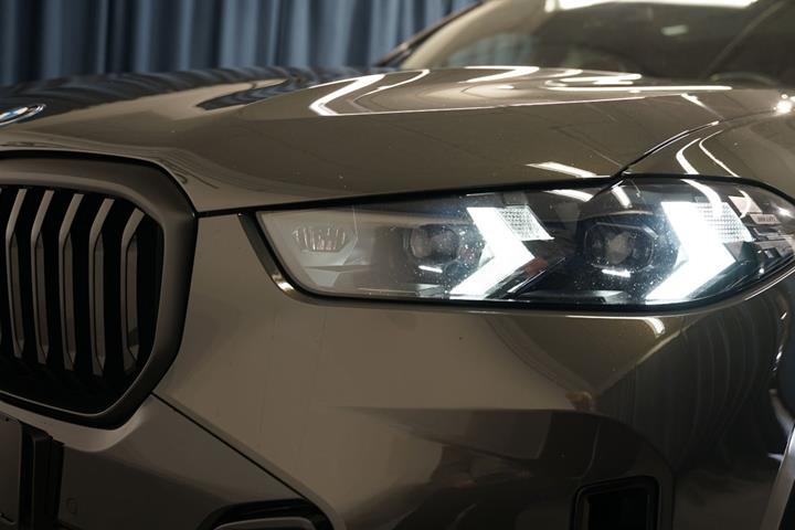 Grå BMW X5 fra 2023