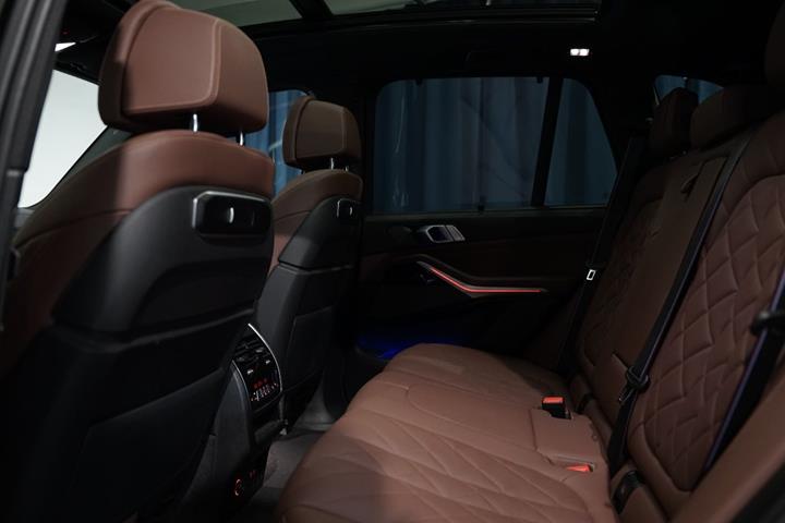 Grå BMW X5 fra 2023