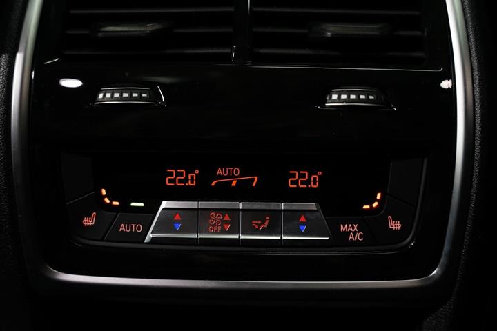 Grå BMW X5 fra 2023