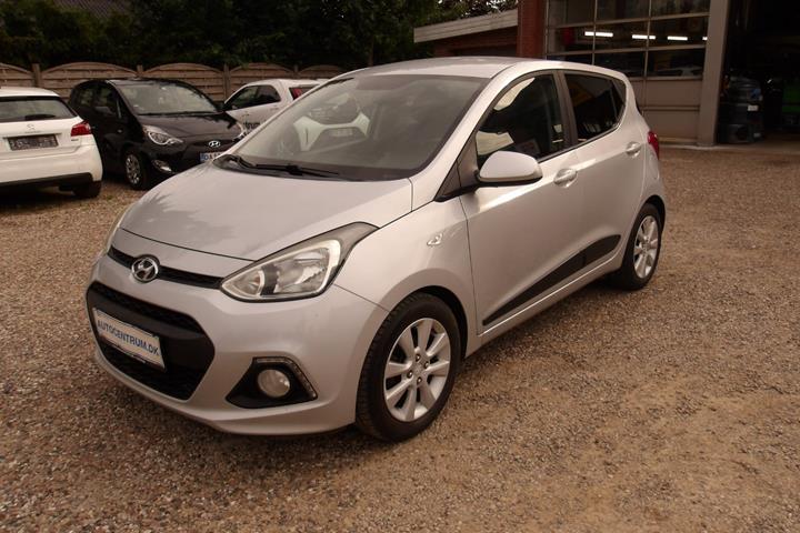 Sølv Hyundai i10 fra 2016 set udefra