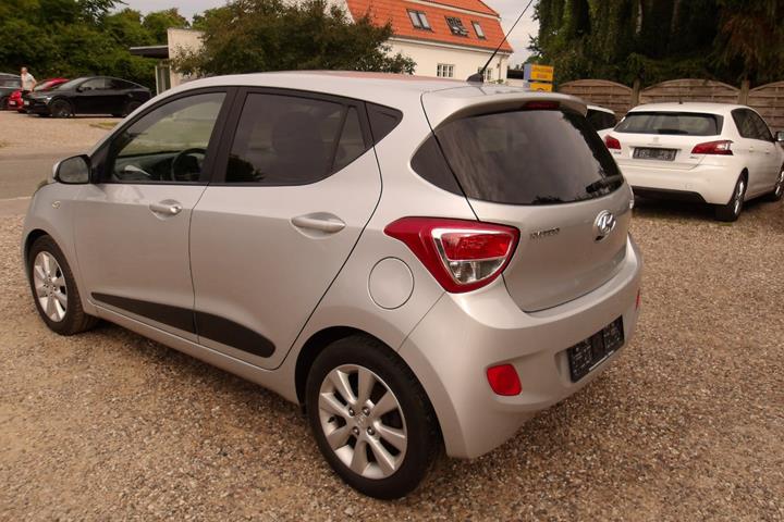 Sølv Hyundai i10 fra 2016