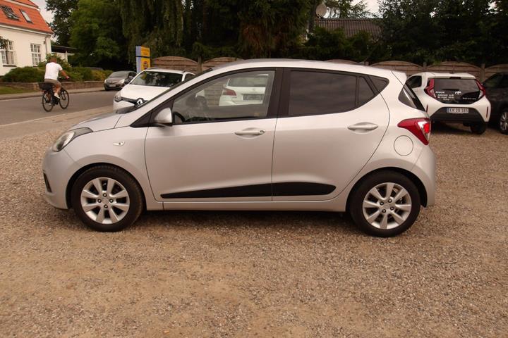 Sølv Hyundai i10 fra 2016