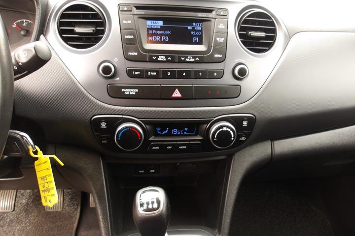 Sølv Hyundai i10 fra 2016