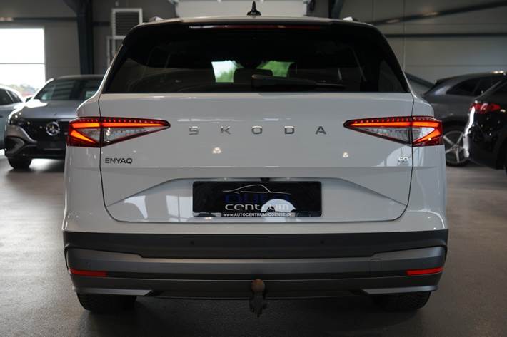 Hvid Skoda Enyaq fra 2024