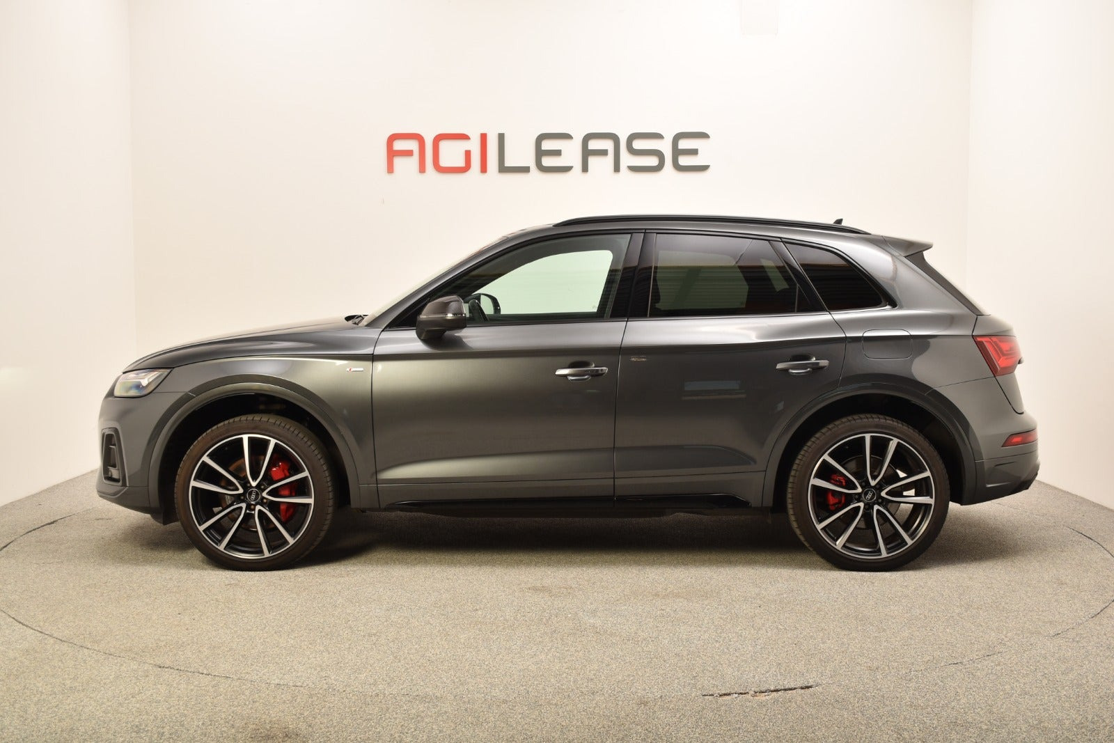 Grå Audi Q5 fra 2023